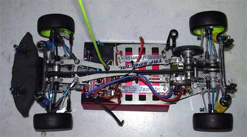 Gros plan sur le prototype sur base de Tamiya TRF 414M de Loïc Jasmin, suite.