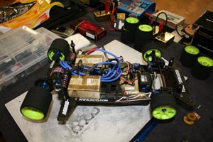 Gros plan sur un prototype Pro10 235mm sur base Team Associated.