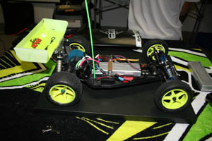 Gros plan sur un prototype tout-terrain 1/10°électrique mid-motor sur base de Team Associated B3.