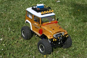 Gros plan sur un crawler basé Tamiya CR-01.