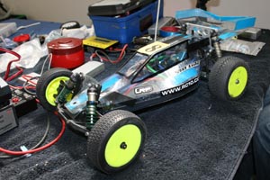 Gros plan sur un prototype tout-terrain 1/10°électrique mid-motor sur base de Team Associated B3 (up-dated).