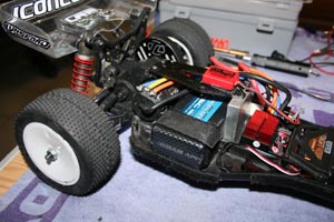 Gros plan sur un prototype tout-terrain 1/10°électrique Mid-Motor basé sur un Team Losi XXX.