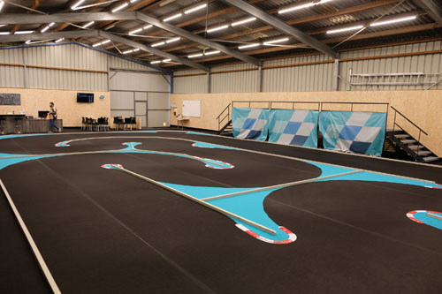 News: Le montage du circuit indoor du club IRCR (Indoor RC Romand) situé à Lucens (Suisse).