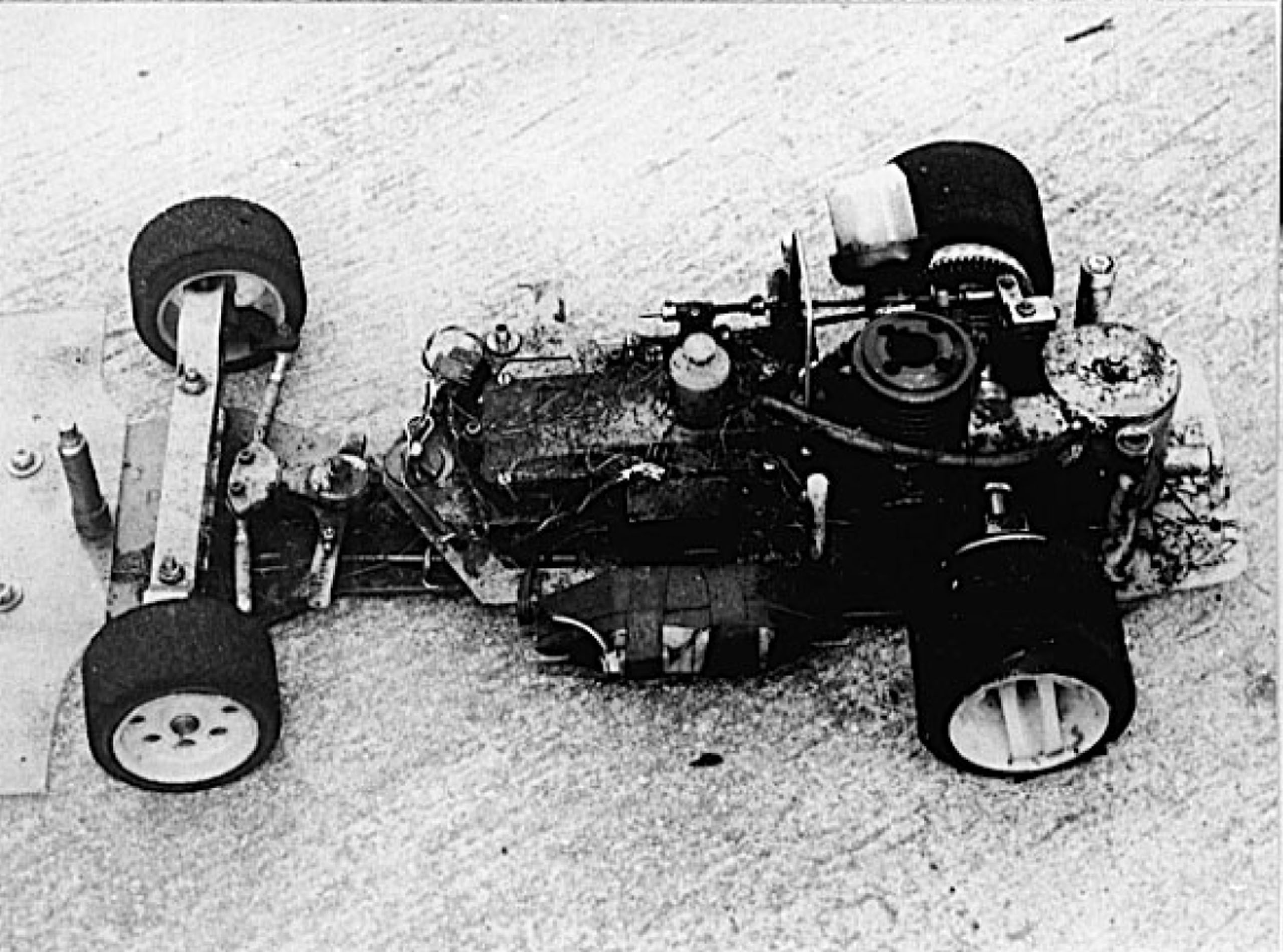 Vintage: Piste 1/8° thermique classique modifiée sur base MiniCars Challenger (1980), troisième partie.